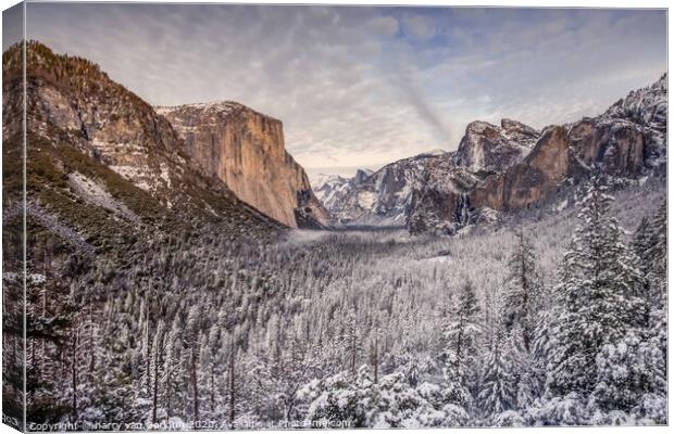 Yosemite valley in the snow Canvas Print by harry van Gorkum