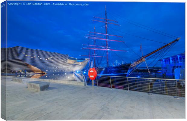 RRS Discovery and the V And A Design Museum Dundee Scotland Canvas Print by Iain Gordon