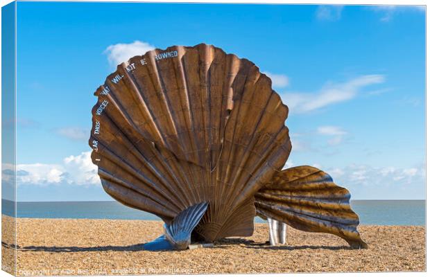 Maggi Hamblings Scallop sculpture on Aldeburgh bea Canvas Print by Allan Bell