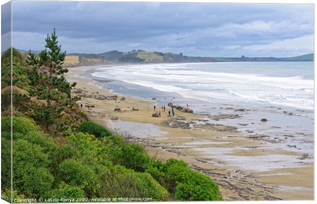 Moeraki Coast - Moeraki Canvas Print by Laszlo Konya