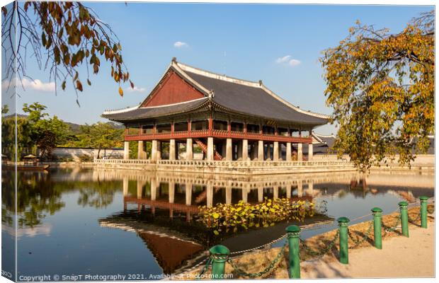 A Korean pavilion reflecting on a lake at Gyeongbokgung Palace on an autumn day Canvas Print by SnapT Photography