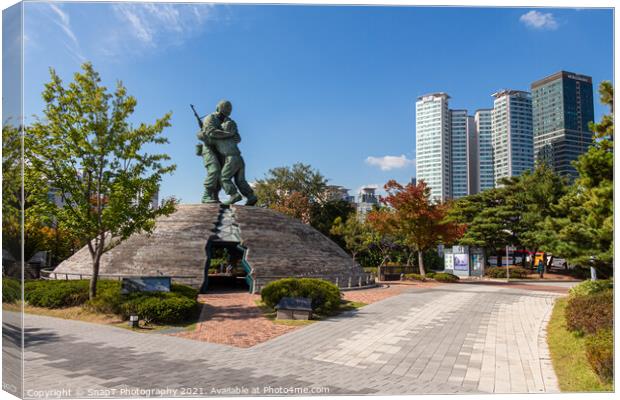 The 'Statue of Brothers' at the War Memorial of Korea Museum, Seoul, South Korea Canvas Print by SnapT Photography