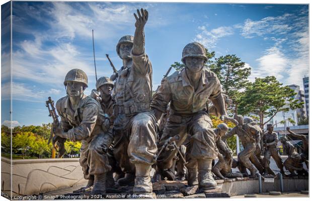 Statue of South Korean war soldiers at the War Memorial of Korea Museum, Seoul Canvas Print by SnapT Photography