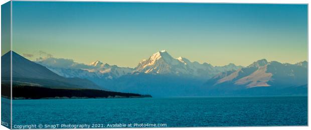 A view of Mount Cook at sunset from the shore at Lake Pukaki Canvas Print by SnapT Photography