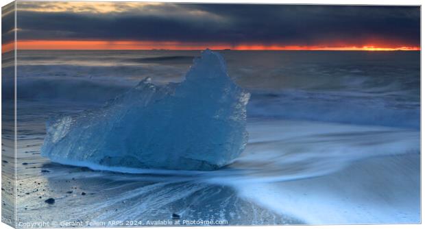 Iceberg, Diamond beach (Breiðamerkursandur) at sunrise, near Jökulsárlón Glacier Lagoon, southern Iceland Canvas Print by Geraint Tellem ARPS