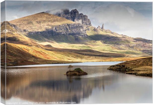 Old Man of Skye Canvas Print by Lesley Pegrum