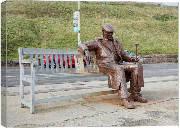 Sculpture of Freddie Gilroy on bench Scarborough Canvas Print by Roy Hinchliffe