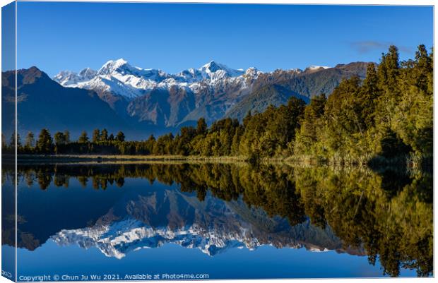 Lake Matheson in South Island, New Zealand Canvas Print by Chun Ju Wu