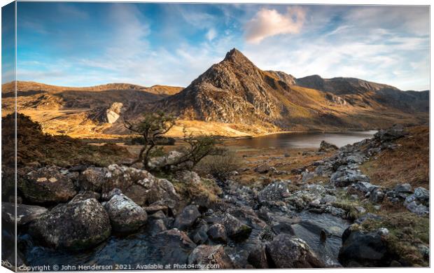 Tryfan mountain Sunset. Canvas Print by John Henderson