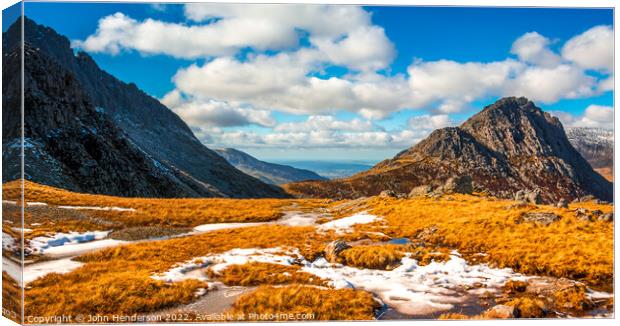 Tryfan and the Bristly Ridge. Canvas Print by John Henderson