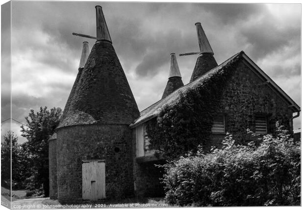 Traditional converted Oast Houses near Ightham Mote, Ivy Hatch,  Canvas Print by johnseanphotography 