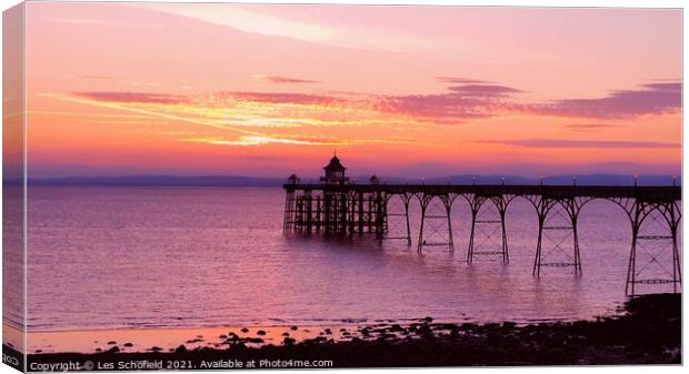 Clevedon pier sunset Canvas Print by Les Schofield