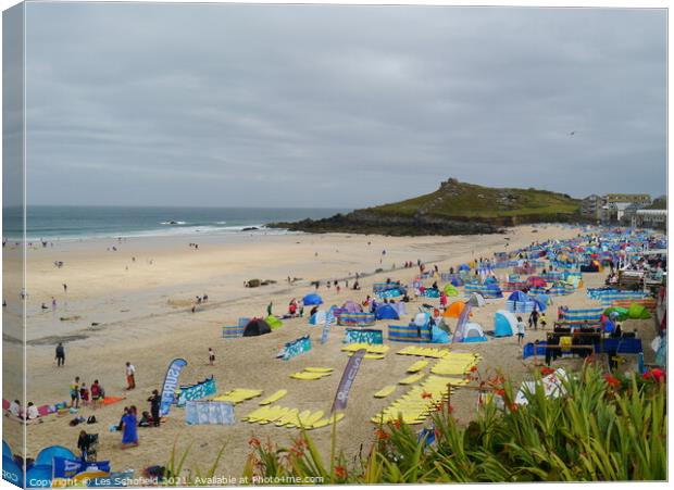 Busy St Ives beach   Canvas Print by Les Schofield