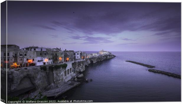 Vieste town on the rocks, Gargano, Apulia, Italy. Canvas Print by Stefano Orazzini