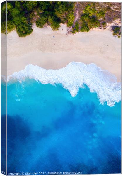 Aerial view of Kelingking Beach in Nusa Penida island Canvas Print by Stan Lihai