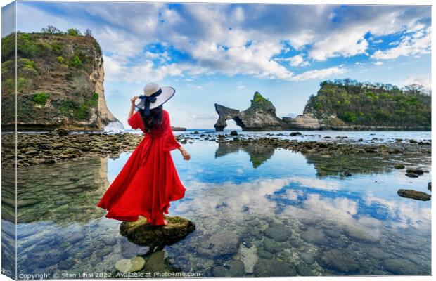 Woman standing on the rock at Atuh beach, Nusa penida island Canvas Print by Stan Lihai