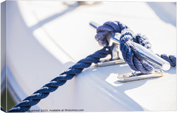 Detail view of blue nautical rope cleat on boat de Canvas Print by Alex Winter