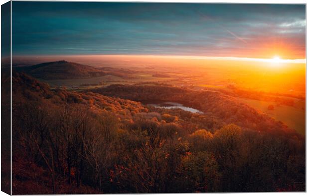 Golden Sunset at Lake Gormire  Canvas Print by Alan Wise