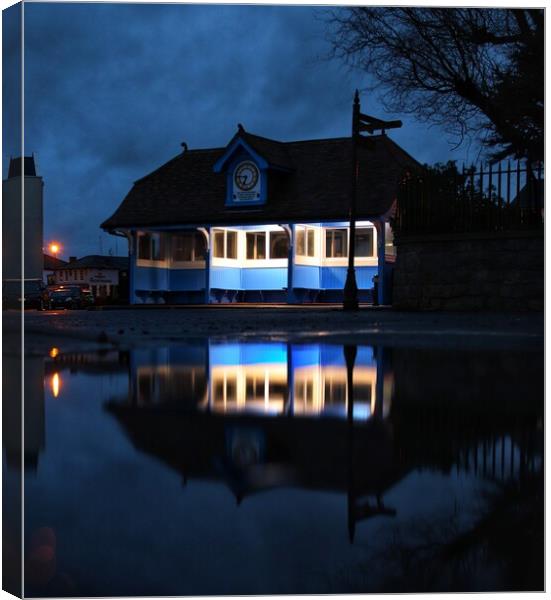 Tha hard shelter in Brightlingsea in reflection  Canvas Print by Tony lopez