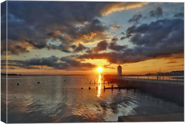 Sunset colours over Batemans Tower in Brightlingsea  Canvas Print by Tony lopez