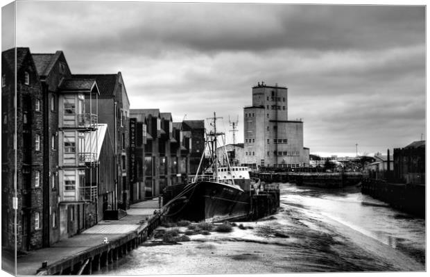 River Hull Canvas Print by Sarah Couzens