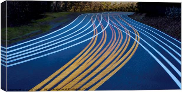 Lines on the road Canvas Print by detlef klahm