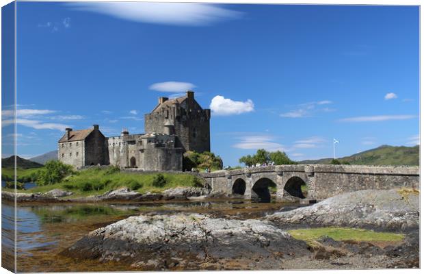 Eilean Donan Castle Canvas Print by raymond mcintosh