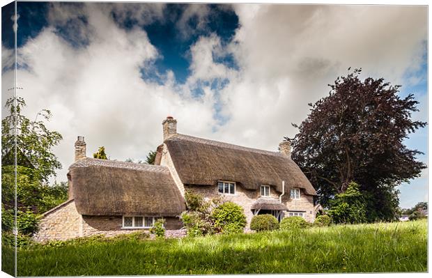 Thatched cottages at Long Compton Canvas Print by Stephen Mole