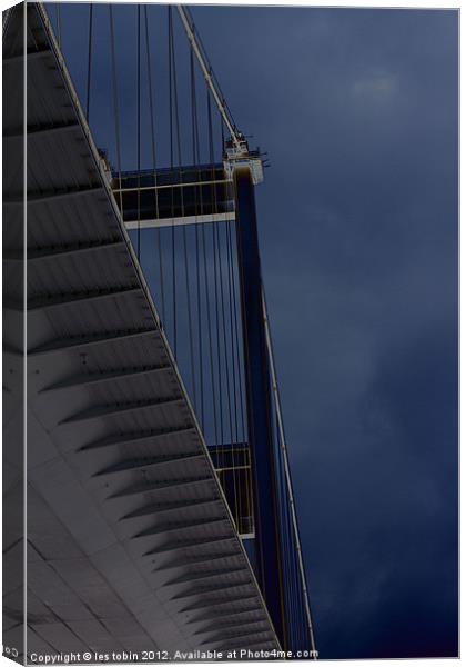 Old Severn Crossing Canvas Print by les tobin