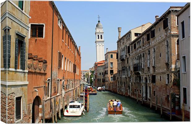 Venice Canal Canvas Print by les tobin