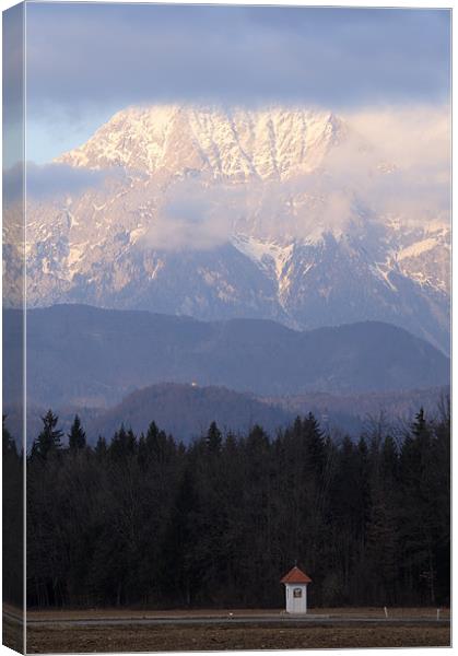 In the shadow of a mighty mountain Canvas Print by Ian Middleton