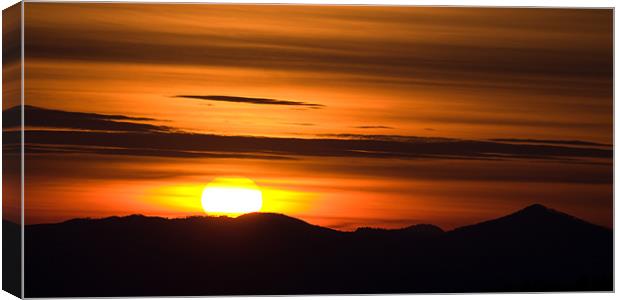 Mountain sunset Canvas Print by Ian Middleton