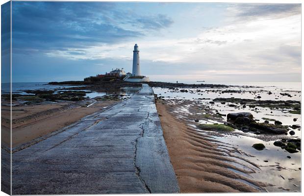 Saint Marys Lighthouse at Whitley Bay Canvas Print by Ian Middleton