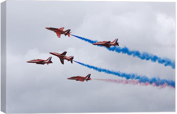 The Red Arrows at Farnborough Canvas Print by Ian Middleton