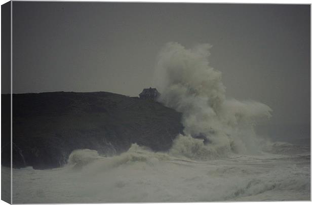 100ft wave slams into cliff in cornwall Canvas Print by jon betts