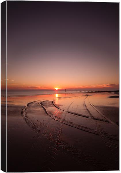 cromer beach sunrise Canvas Print by Simon Wrigglesworth