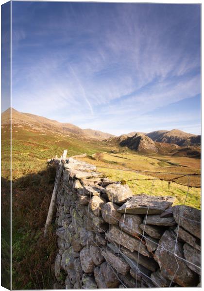 Hiking up the Old Man Canvas Print by Simon Wrigglesworth