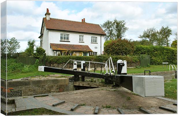 Lock 44, Marsworth Canvas Print by graham young