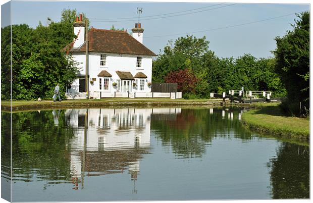 Lock Keepers Cottage nr Marsworth. Canvas Print by graham young