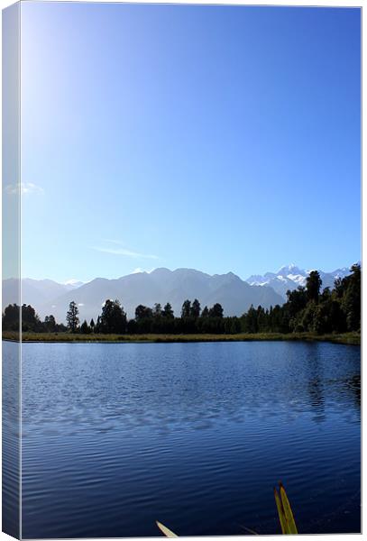 Tranquil lake, mirror lake, NZ Canvas Print by craig sivyer