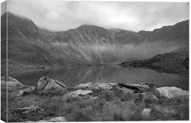  Llyn Idwal Canvas Print by Sean Wareing