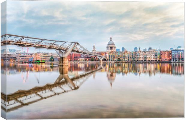  River Thames at Dawn Canvas Print by peter tachauer