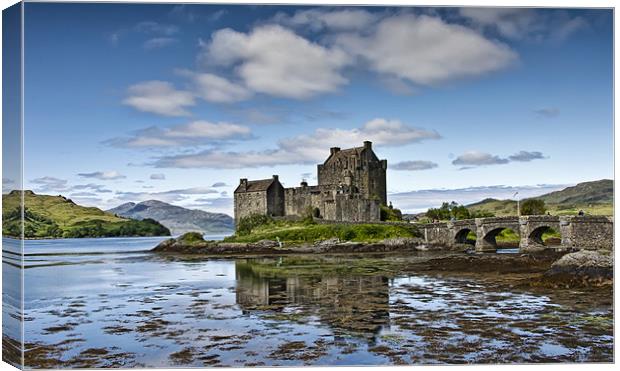 Eilean Donan Castle (2) Canvas Print by Sam Smith