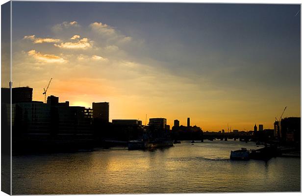 Sunset on the River Thames Canvas Print by Brian Beckett
