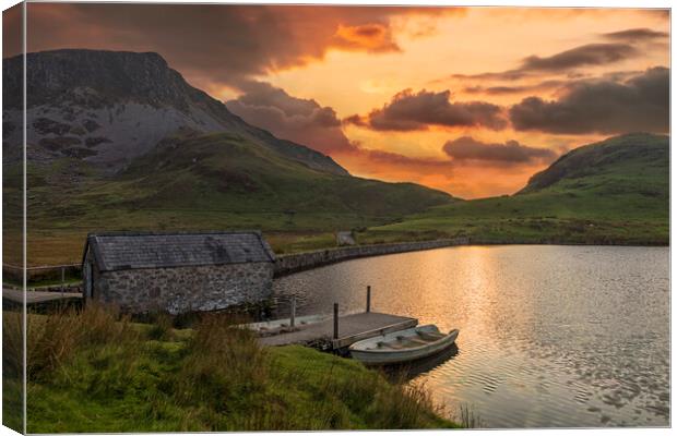 Llyn Dywarchen Canvas Print by Rory Trappe
