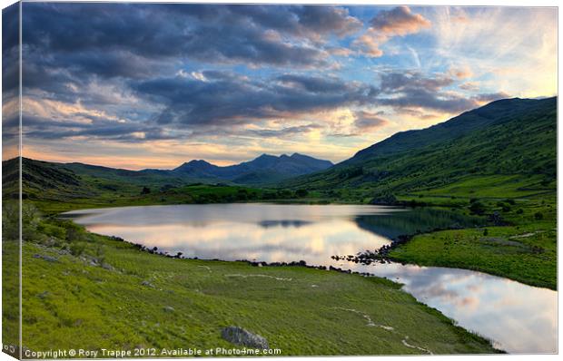 Waiting for the Jubilee beacon on Snowdon Canvas Print by Rory Trappe