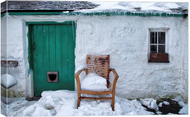  Winter cottage Canvas Print by Rory Trappe