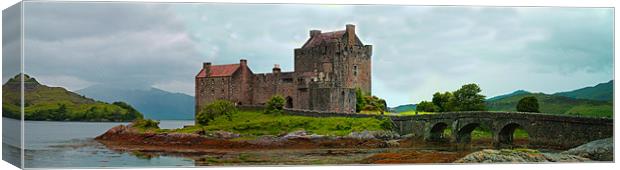 Eilean Donan Castle Canvas Print by Tom Gomez