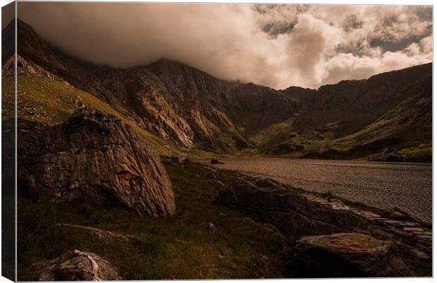 Llyn Idwal and the Devils Kitchen Canvas Print by Eddie John