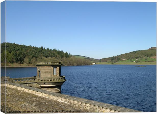 Ladybower dam in Early april Canvas Print by ian broadbent